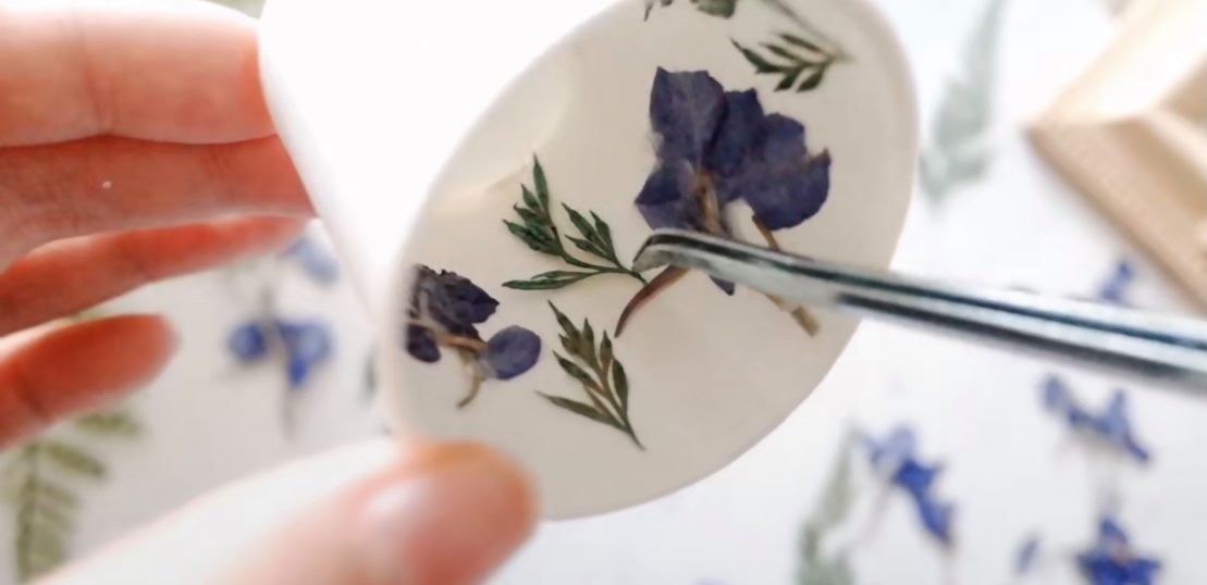 乾花蠟燭201.第一步,首先把些少蠟溶掉,然後把乾花沾上一點點溶掉的蠟,為了牢固地把乾花黏在杯子上。然後,慢慢設計想要的花紋。最好用鉗子或夾子放進紙杯裏。