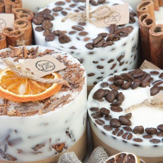 乾花蠟燭-其實也有人放進水果,咖啡豆和松果之類的裝飾品,令看起來有超清新的風格!如果想要蠟燭變色的話,在最後的步驟加入天然色素就可以了!