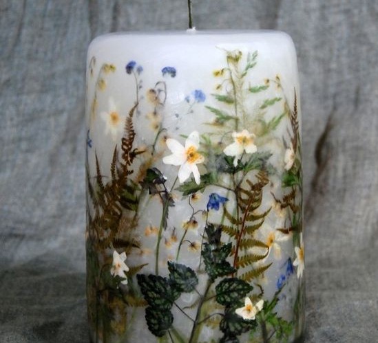 其實乾花蠟燭的設計也可以很多變,喜歡簡約的可以就這樣放進幾朵花。還有不同風格的設計也超美的!來看看拿取一些靈感吧~