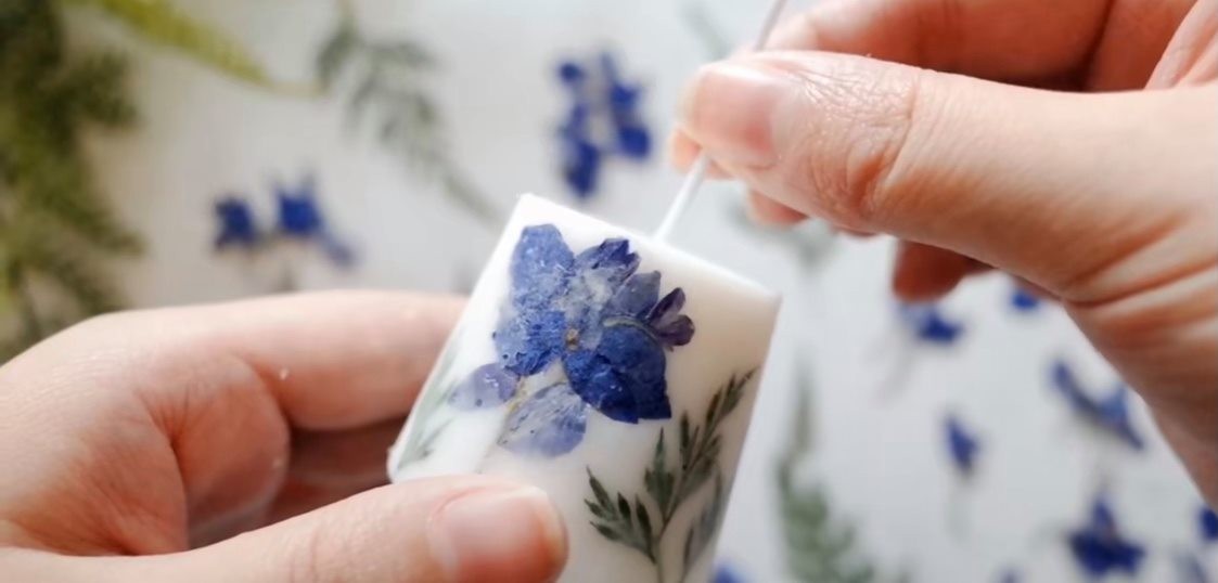 乾花蠟-最後,等待蠟燭冷掉變固體,就可以撕掉表面的紙杯,然後插進蠟燭芯就可以了(或在蠟半凝固的時候插入會比較容易)!在使用時記得放蠟燭碟子在底部才燒喔~以免蠟燭溶掉滴到桌子上!