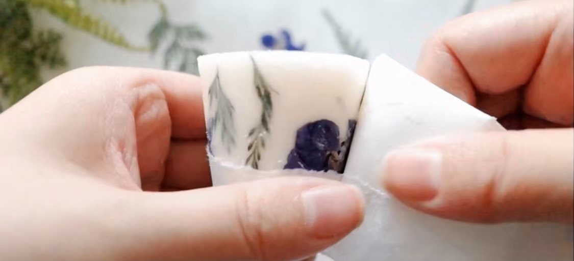 最後,等待蠟燭冷掉變固體,就可以撕掉表面的紙杯,然後插進蠟燭芯就可以了!在使用時記得放蠟燭碟子在底部才燒喔~以免蠟燭溶掉滴到桌子上!