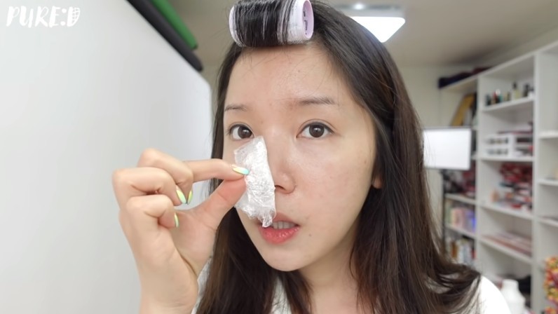 【清黑頭凡士林】當把保鮮紙拆下,就可以用棉花捧抹去鼻子上剩餘且未被吸收的凡士林