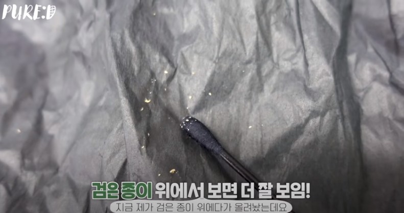 【清黑頭凡士林】近日一位韓妹YouTuber就用超低成本的凡士林Vaseline+棉花捧,簡單幾步,就可以把鼻上的黑頭粉刺全清出來,一起來看看她到底如何做到吧!