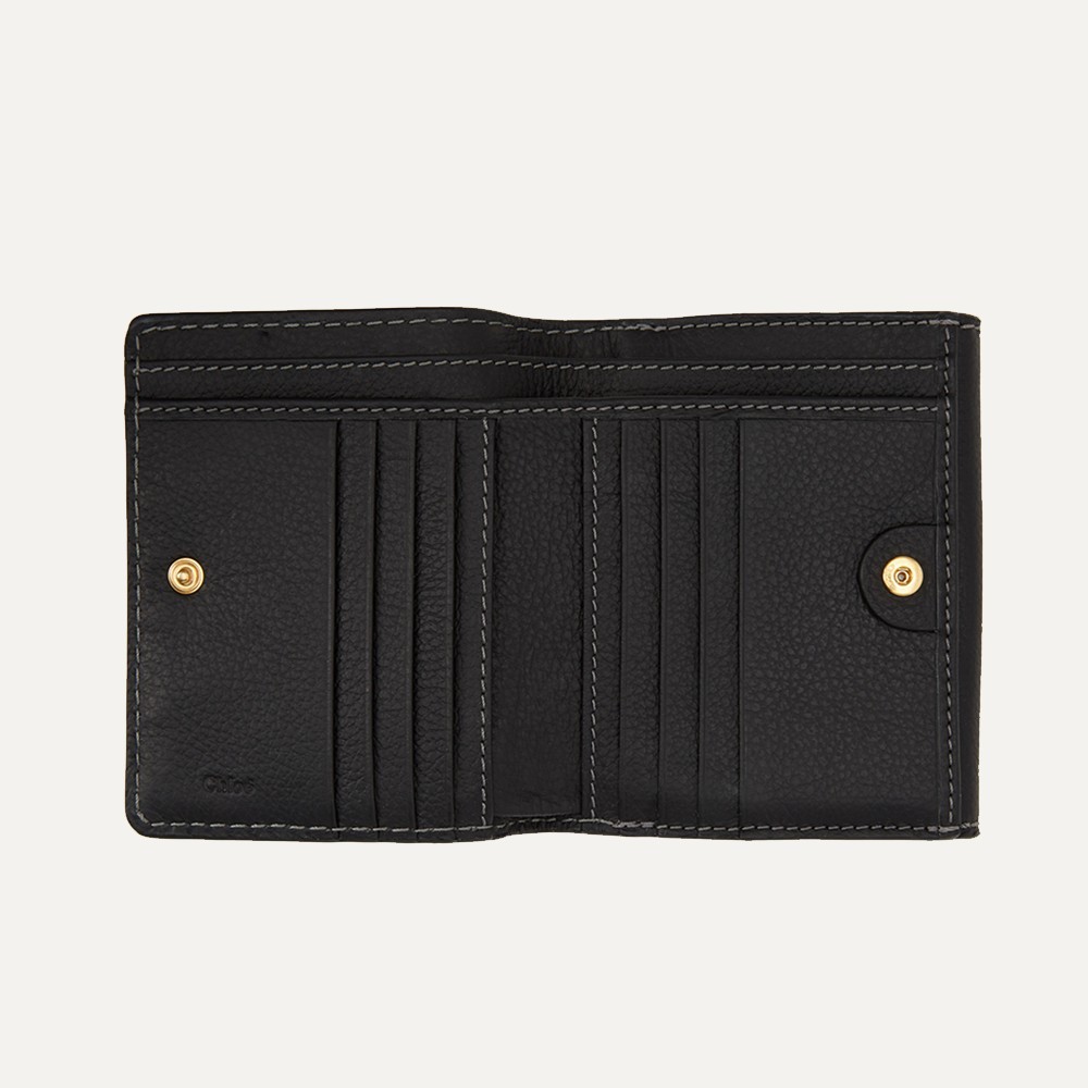 【名牌錢包網購】它的收納容量也很強勁,尺寸約為長 12.5cm x 高 11cm x 寬 2.5cm,內有一個拉鍊零錢隔層、十二個卡位和兩個鈔位,絕對是顏值與實力兼備的錢包