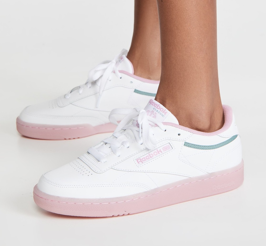 Reebok這款粉白色的Club C 85 系列的球鞋,以淡粉色厚底設計而成