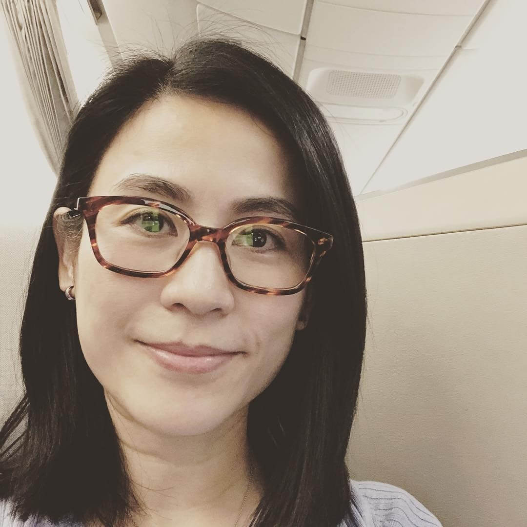 【宣萱李司棋】宣萱剪了瀏海後,因配上這副黑框眼鏡,令到網民第一眼都誤以為是司棋姐的IG:「我以為係司棋姐啊」、「好似李司棋」~