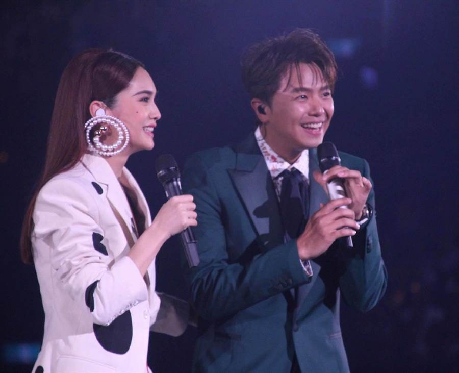 楊丞琳於高雄巨蛋舉行《青春住了誰》世界巡迴演唱會時,因為楊丞琳的整個青春都是有小鬼黃鴻升的存在,於是在其中一場就邀請了這位前男友加好朋友當特別嘉賓