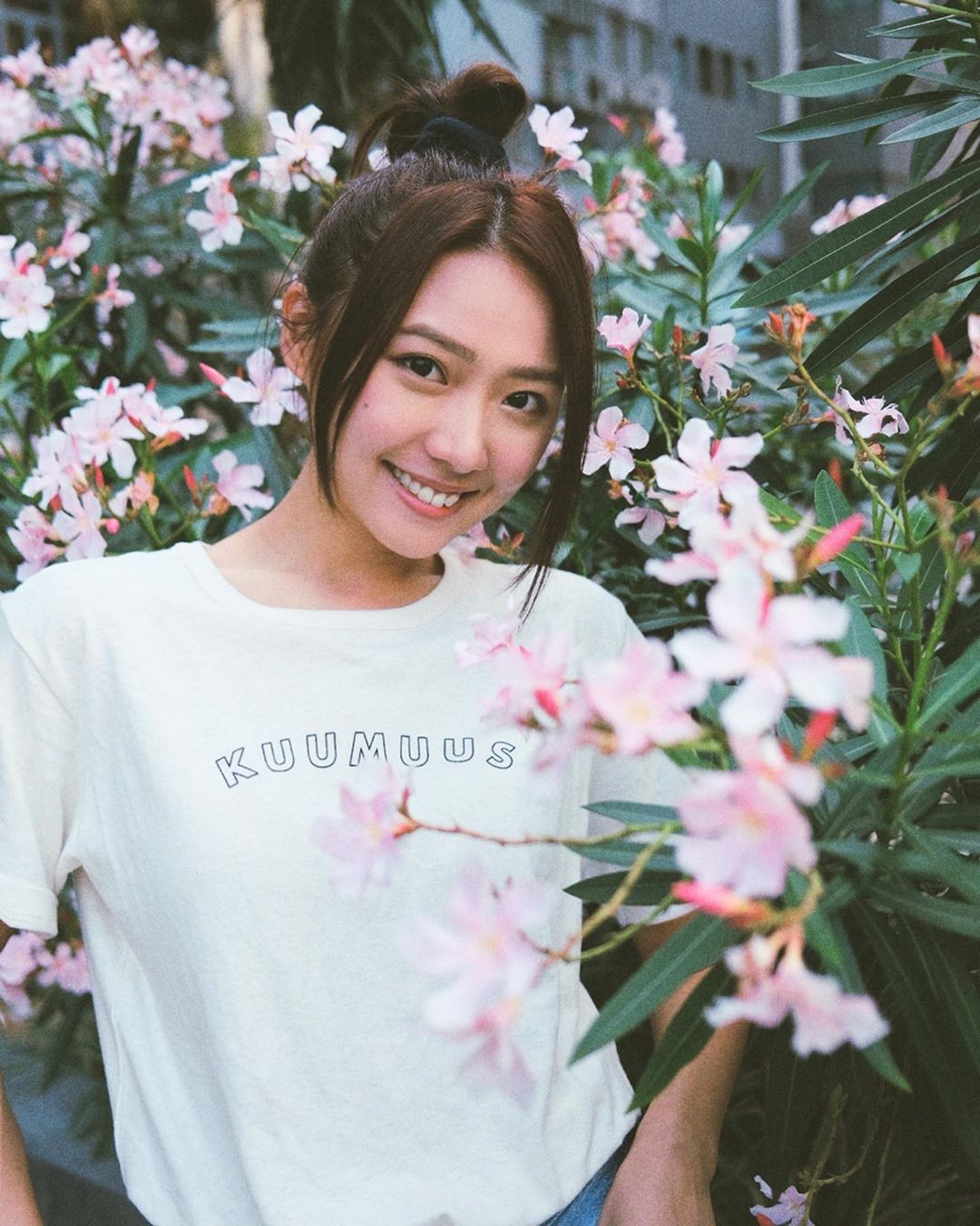 戴祖儀初入行時得到爸爸的反對,認為有一份穩定的職業卻不做,後來她到餐廳表演、做直播主持以努力維持生計,2018年才加入星夢娛樂後,漸漸才得到家人的認同。