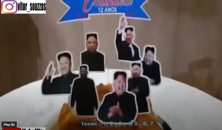 其中貼在牆壁上的海報印有正在揮手的金正恩,並寫了:「祝Emanuela 12歲生日快樂」;而蛋糕則插了7個金正恩不同的肖像,看到都覺得又生氣又好笑~
