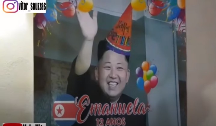 妹妹本身都滿心歡喜的期待著哥哥為她準備的驚喜,不過當看到這搞笑場景時,內心也是有一點驚嚇,之後就忍不著發笑,完全不敢相信自己所看到的景像,哥哥竟然把北韓領導人「金正恩」放了在海報及蛋糕上