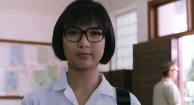 說到盧敏儀,相信90、00後對她都不熟悉,其實她早在80年代加入無綫,當時擔任主持《勁歌金曲》、台慶等綜藝節目等,也拍過不少無綫劇集,後來1997年婚後息影。