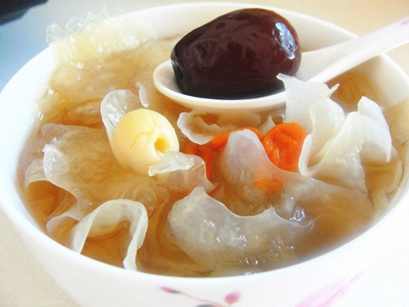【秋冬滋潤湯水食譜】這款「紅棗雪耳蓮子湯」超適合愛美的女生喝~雪耳本身布天然的膠質,同時也有滋陰作用,長期喝它有助潤膚