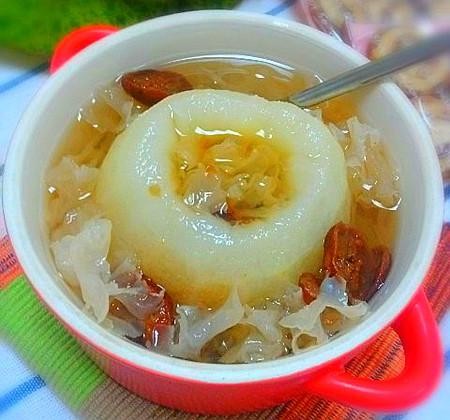【秋冬滋潤湯水食譜】把梨子去芯,並把中間多餘的梨肉挖出,果肉將會留用,保留約1-2cm厚度的果肉便可。