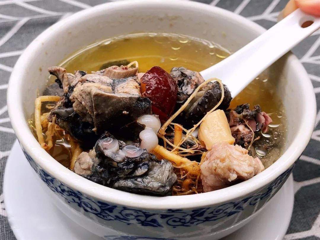 【秋冬滋潤湯水食譜】這款「花旗參百合竹絲雞湯」有助養陰、潤肺、健脾以及潤澤肌膚,特別適合睡眠不足、陰虛火旺的人飲用。