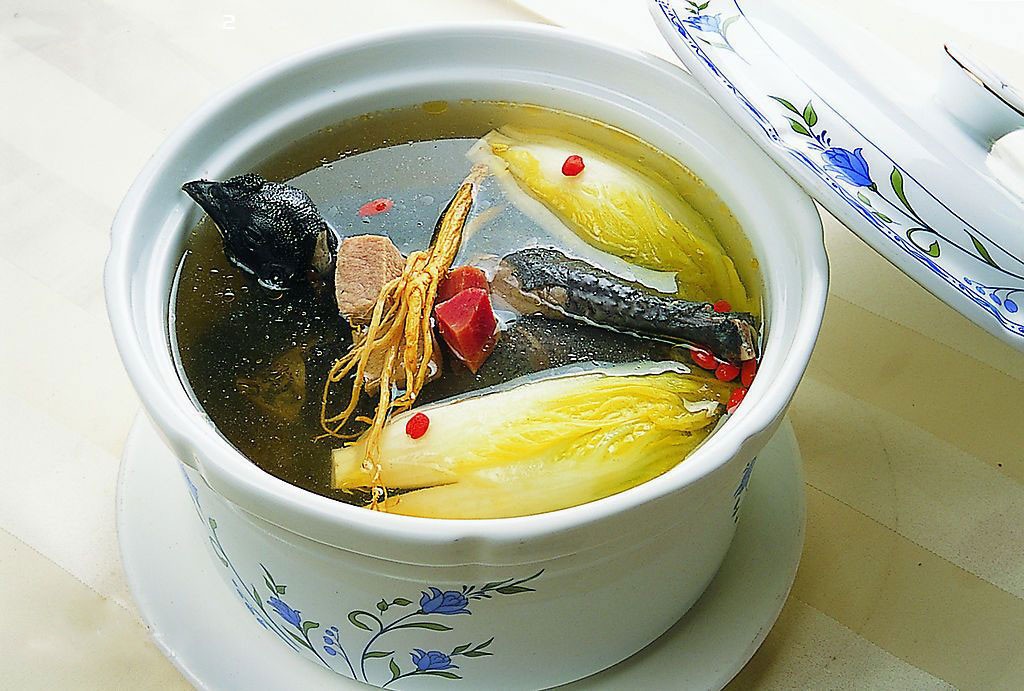 【秋冬滋潤湯水食譜】竹絲雞不用去皮,但記得要把雞的肺去除乾淨。