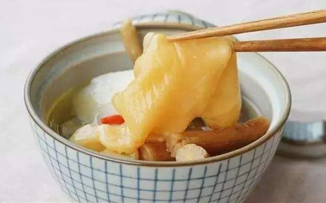 【秋冬滋潤湯水食譜】女生們都愛吃花膠,除了可以補補骨膠原、潤膚養顏,還能滋陰養血,適合體虛、面色萎黃、皮膚乾燥以及易於疲倦的人飲用