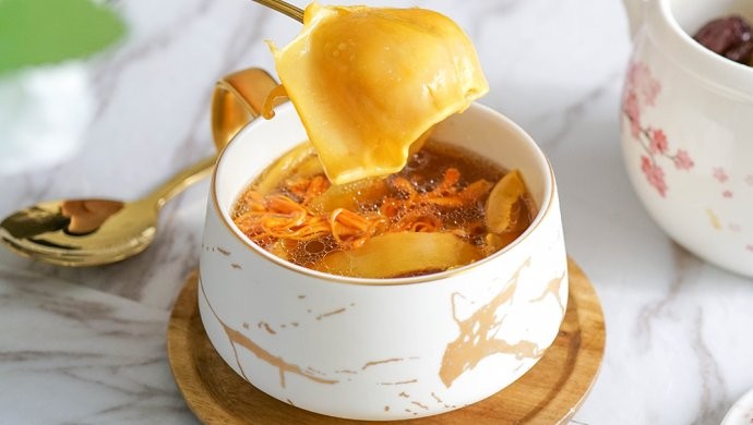 【秋冬滋潤湯水食譜】之後就把所有材料,包括鵪鶉、圓肉、淮山、杞子、南棗、生薑等都放進湯煲裏