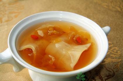 【秋冬滋潤湯水食譜】先把鵪鶉洗淨汆水,花膠也要汆水,圓肉、淮山、杞子也要用清水洗淨。