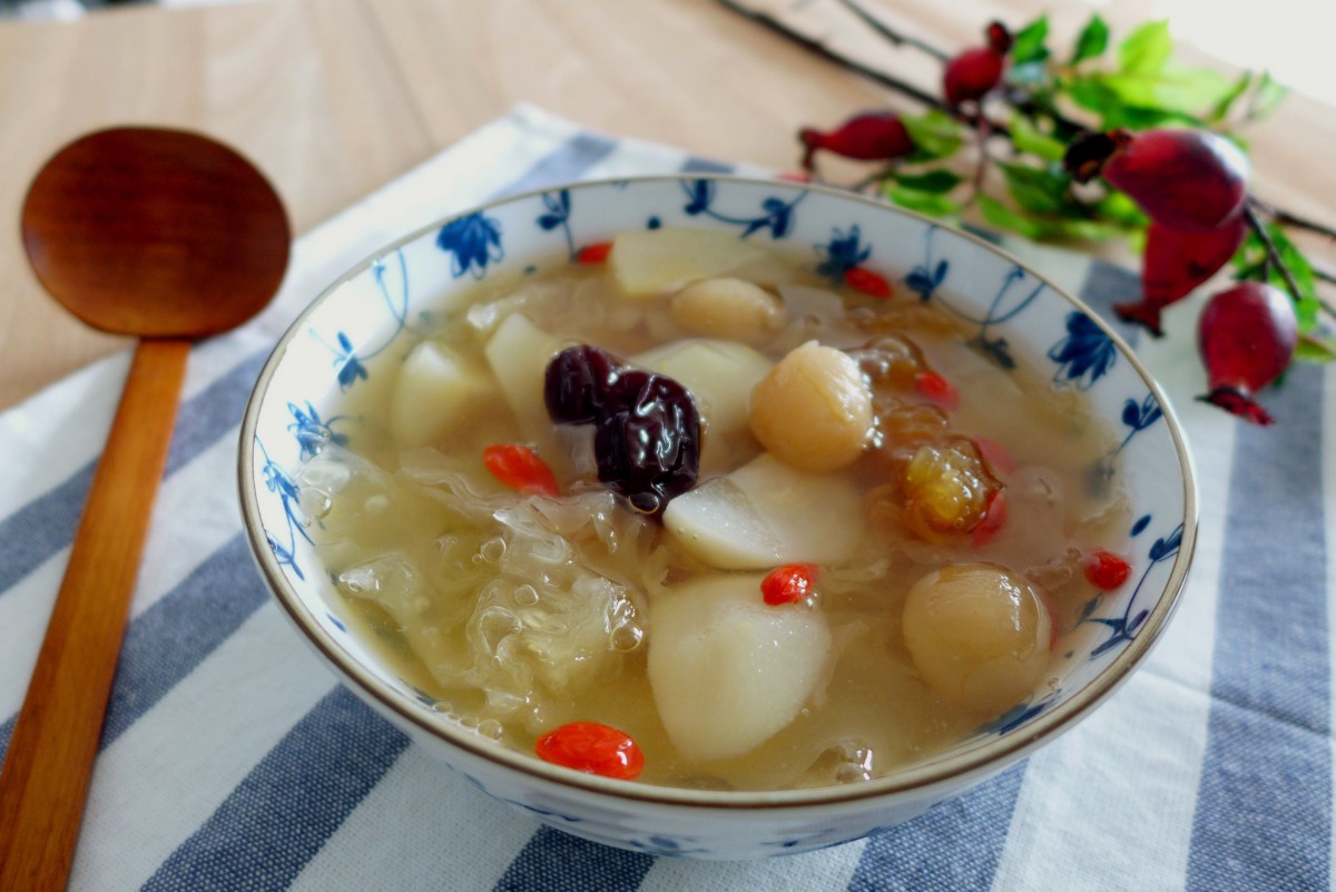 【秋冬滋潤湯水食譜】把雪耳清洗乾淨後就泡水20分鐘,記得要把根部全修剪,再剝成適當的尺寸形狀。