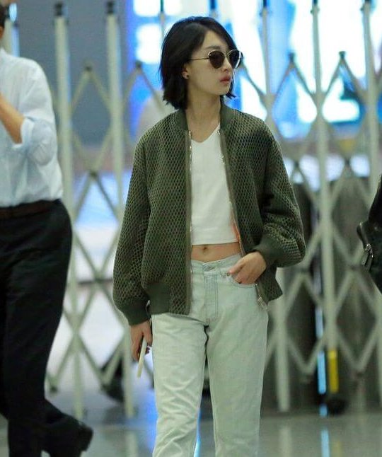 窄肩穿搭柔軟貼身的衣服摸起來以為無害,但原來是窄肩女的大地雷!例如棉質,毛衣類的柔軟上衣會完全曝露出身形的線條!窄肩膊的下斜缺點也會一覽無遺!