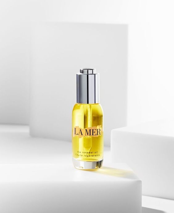 【精華油用法】LA MER的「再生活膚精華油」可是相當有名氣,它的雙重質感有效為肌膚注入源源水分,令肌膚變得嬌嫩柔滑,還可以提供修復效能