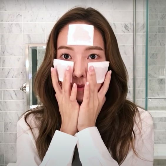 【精華油用法】不少女生都愛在秋冬時節濕敷化妝水,但是有時太乾燥的天氣,單是濕敷化妝水,過一會可能肌膚很快又打回原形~