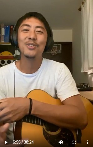 網民就在車泳希的IG也搜出多張她手戴上黑色橡筋的飾物,更直指這可能就是與細SO的定情信物!