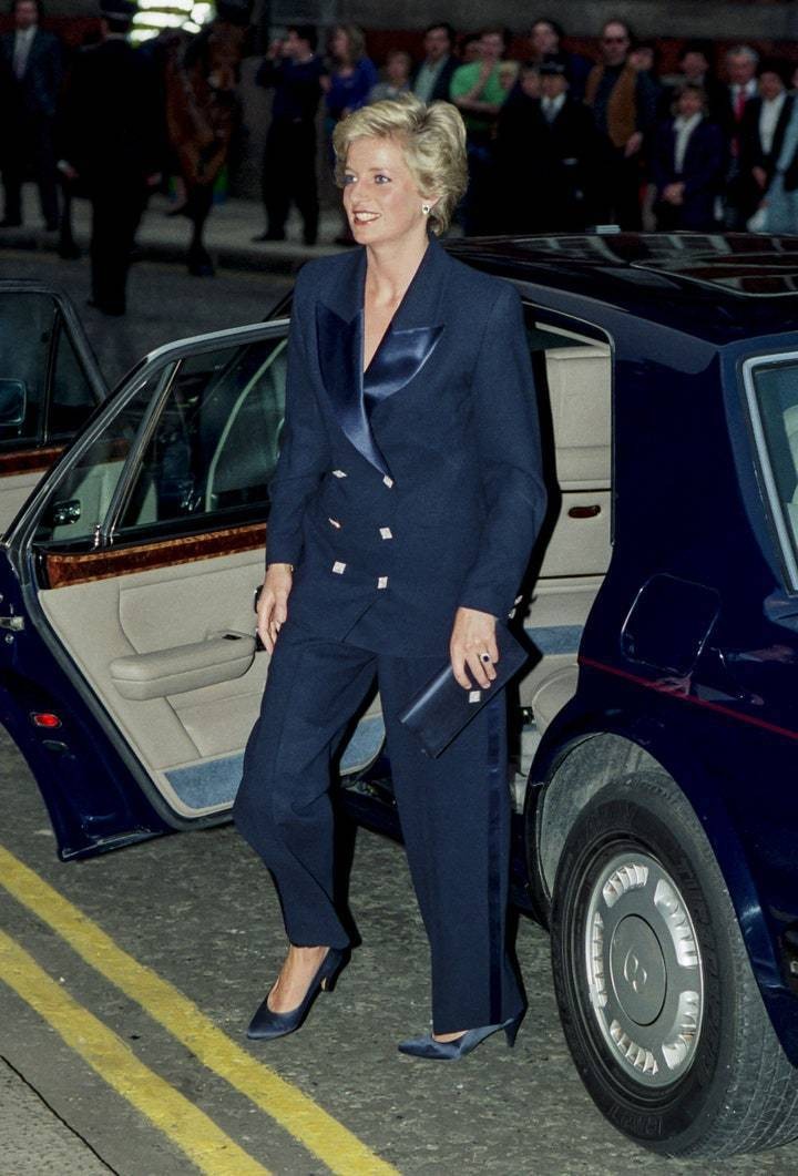 每次戴安娜王妃出場時,都是以優雅高貴的女性化穿搭示人,不過戴妃也曾試過大玩中性風,而她也是第一位穿褲子出席晚會的王室女性