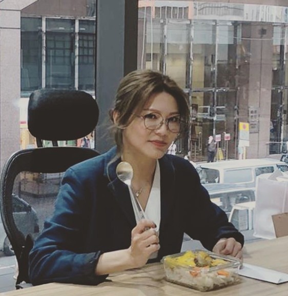 勇於挑戰的康子妮近日轉戰保險業界,成為了一名專業的保險經紀,更榮登公司的Top Sales,成績驕人!