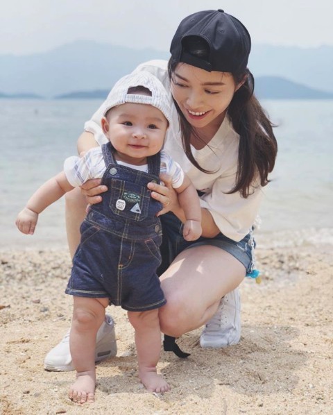 現年34歲的她在2017年與拍拖多年的舞台劇演員梁子峰成婚,後來更誕下兒子梁進也(Marat),可說是事業家庭兩得意