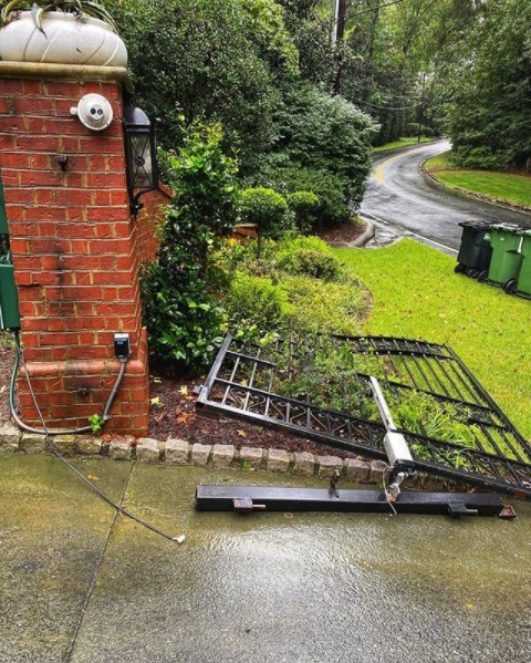 他選擇徒手拆開了鐵閘，將鑲嵌在磚牆上的閘門分離，並切斷鋼製液壓系統，將支離破碎的閘門放在草地上等待維修人員處理