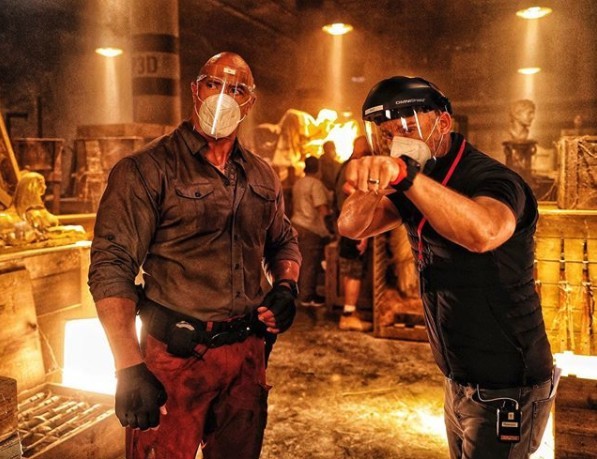 從摔角選手成功轉型至演員的Dwayne Johnson，綽號「The Rock」，一向以其健壯的硬漢子形象聞名。