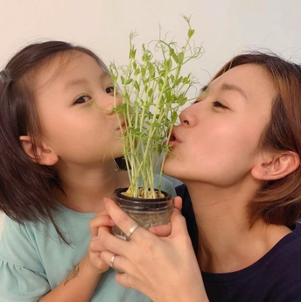 育有9歲兒子俊俊和5歲女兒嗡嗡的唐寧自2010年結婚時便已開始逐漸減產,並退出TVB