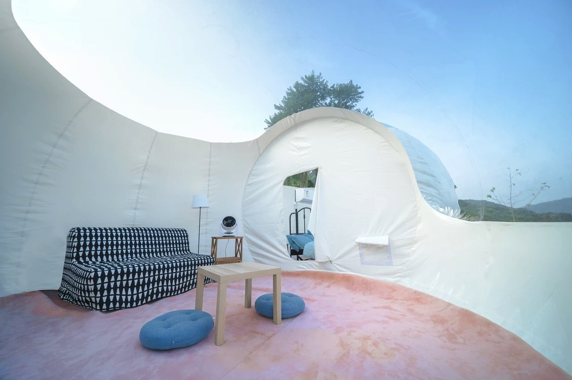 鄰近大嶼山貝澳的星園主推半透明充氣帳篷,最多能供7人入住,透明的天幕設計同樣非常適合觀星