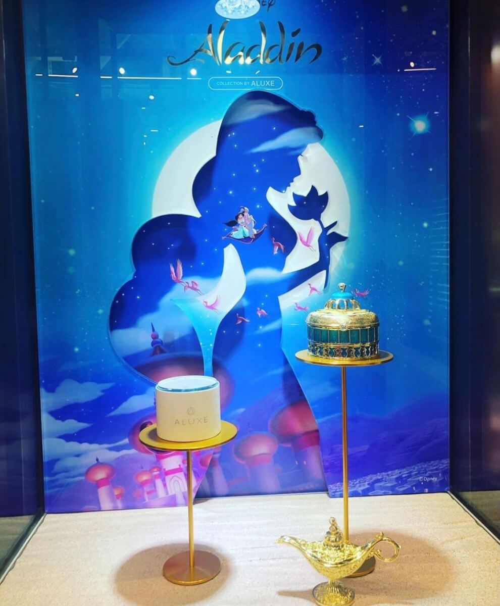 迪士尼公主婚戒23阿拉丁這一款同為金色的戒指款,不同的是這款戒指上刻有阿拉伯的圖騰,還有公主宮廷風的設計,在戒指的鑽石下還有一顆鑽石,超級閃亮高貴而且擁有異國風情的奢華瑰麗!