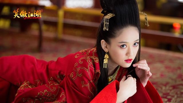 在2013年達到她演藝第二個巔峰的她,當時飾演妖媚的東方不敗被大讚,迴響極大。她當時的美貌更是讓觀眾為之瘋狂,號稱「電視劇女神」。