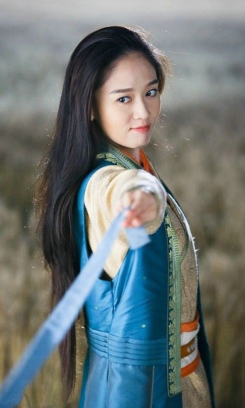 在2013年達到她演藝第二個巔峰的她,當時飾演妖媚的東方不敗被大讚,迴響極大。她當時的美貌更是讓觀眾為之瘋狂,號稱「電視劇女神」。