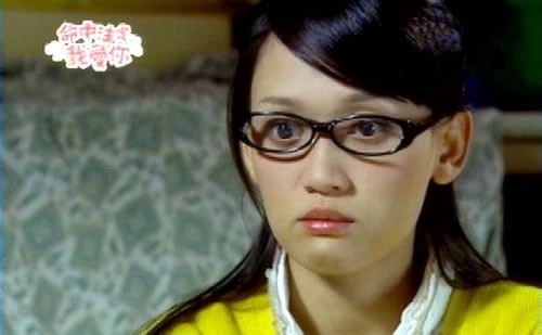 在2008年她的成名作《命中注定我愛你》,也是廣為觀眾認識的「陳欣怡」。當時的臉好像已經「消腫」了一些,有網民懷疑當時已經整了一些臉型,或是減掉了baby fat,但是還是保持那張青澀的臉。