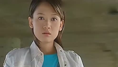 在2005年時參與了《青蛙變王子》的拍攝,當時的臉形完全稱不上是「尖」,而且下巴有中間下凹的特色。
