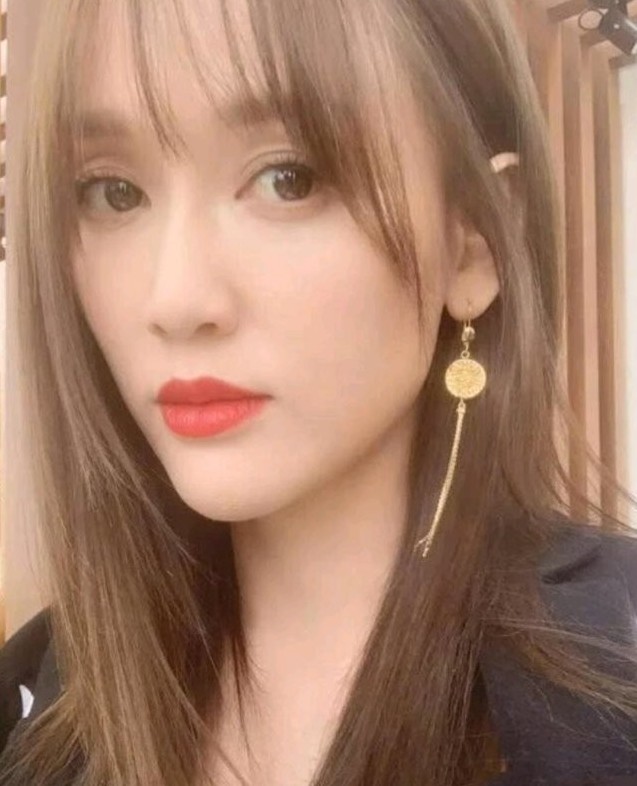 她在微博上載了一張寫著「不要一直留言碎碎念」的大眼挺鼻自拍照,然而還是被許多網民指她樣子認不出,而且還撞臉大陸女星趙麗穎和秦嵐。