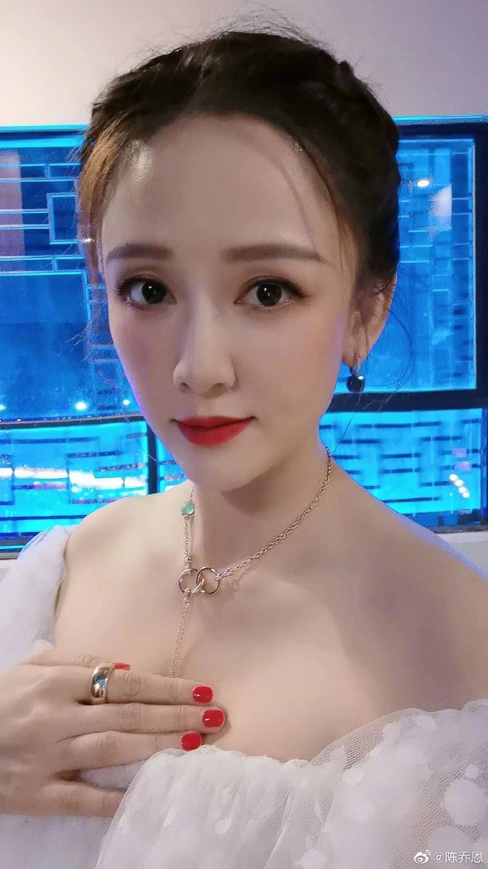 全因她的臉型真的變的上寬下窄,下巴中間凹進去的特色也沒有了,只剩尖而兜的下巴。眼睛方面,眼距被說縮窄了,甚至眼神也不一樣了。