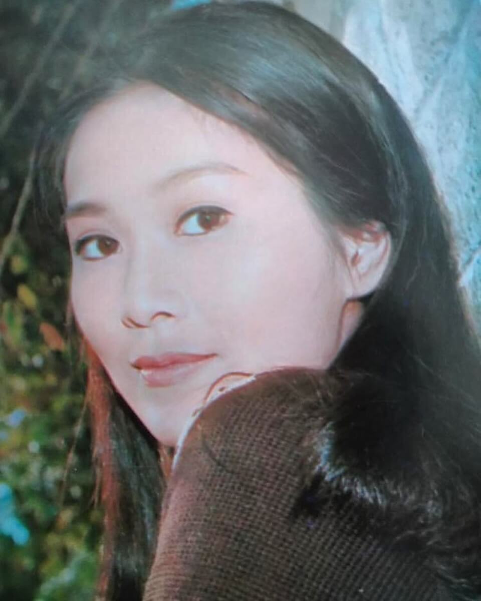 【陳法拉李司棋】除了宣萱,圈中的陳法拉亦曾被指與年輕版的李司棋長得超神似,同樣都是帶有氣質的美少女感覺。早前李司棋就曾貼出自己一張年輕照在IG