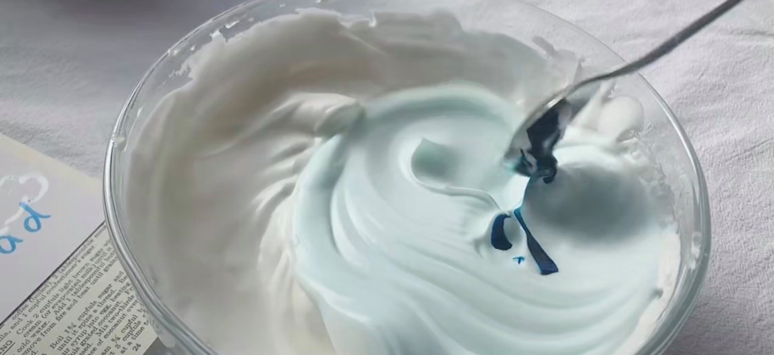 雲朵蛋糕食譜-7.最後加入想要的顏色的色素，然後用最慢速輕輕攪拌即可，過分打入空氣也會讓製作失敗喔！想要漸層的效果就可以只攪勻蛋白一角，如果想要實色的就把顏色全部攪勻。