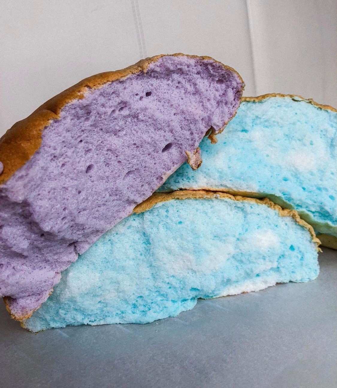 超級少女心的雲朵麵包有著漸層粉色的浪漫情調，看著它鬆軟的內籠被撕開，真的超級療癒！