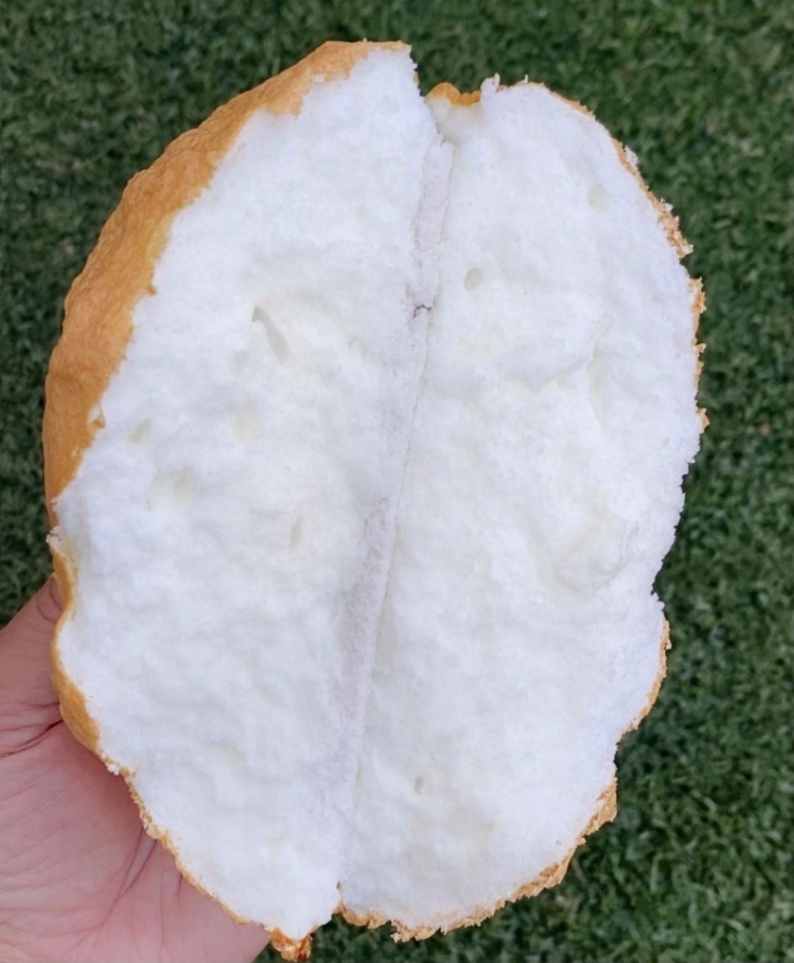 其實最初的雲朵麵包是純白色的，像梳乎里一樣的口感吸引了不少女生的心～加入顏色後變得更吸睛更夢幻！