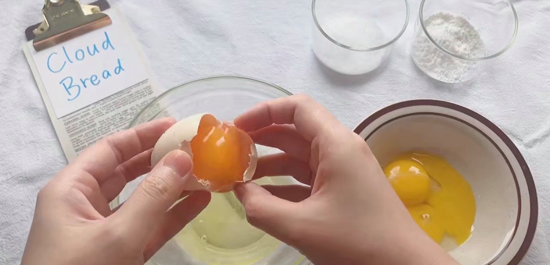 這款雲朵麵包需要的製作過程很簡單，只需要用到攪拌器，並為大家提供焗爐和氣炸鍋2款食譜。食材很簡單，先要準備：