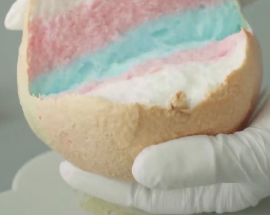 超級少女心的雲朵麵包有著漸層粉色的浪漫情調，看著它鬆軟的內籠被撕開，真的超級療癒！