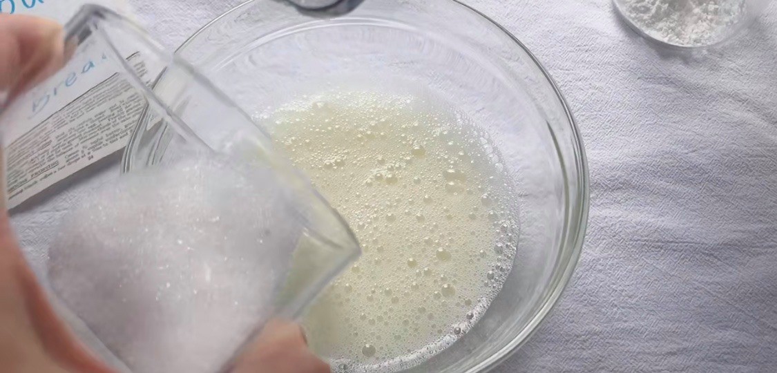 雲朵蛋糕-4.發打蛋白的時候，把糖分成3份落。第一次加入糖是當蛋白打到有一些大泡泡浮面的時候。