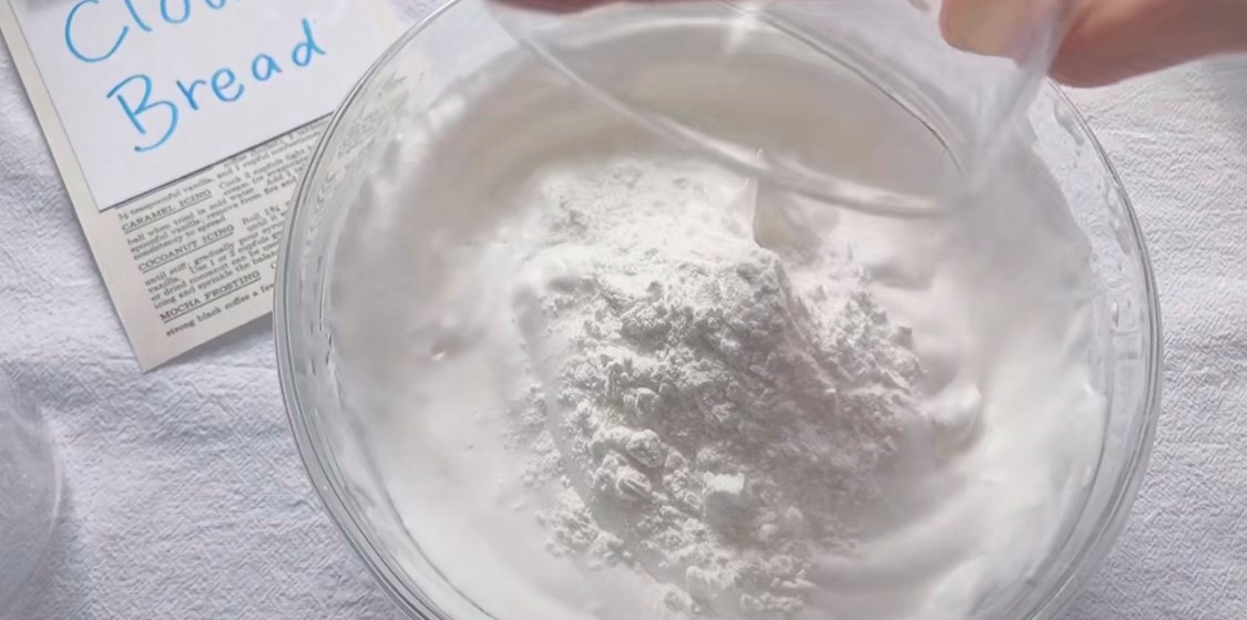 雲朵蛋糕19-6.然後加入玉米粉，再把蛋白打到直立起尖角時即可以停止。