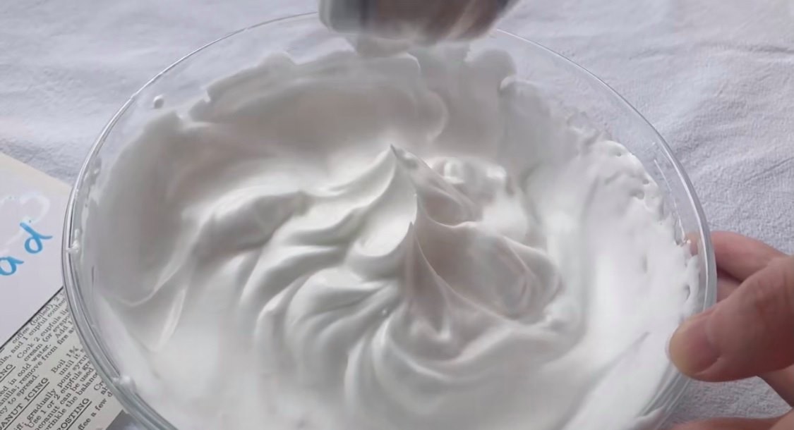 雲朵蛋糕-6.然後加入玉米粉，再把蛋白打到直立起尖角時即可以停止。